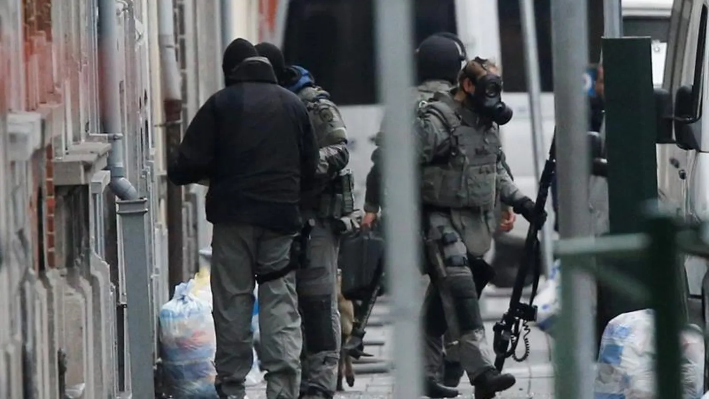Agentes de policía antidisturbios permanecen en guardia en el distrito de Molenbeek en Bruselas Agentes de policía antidisturbios permanecen en guardia en el distrito de Molenbeek en Bruselas