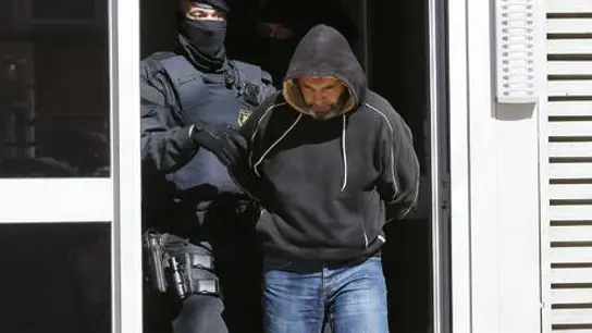 Mosso custodiando a un detenido en una operación antiyihadista Mosso custodiando a un detenido en una operación antiyihadista