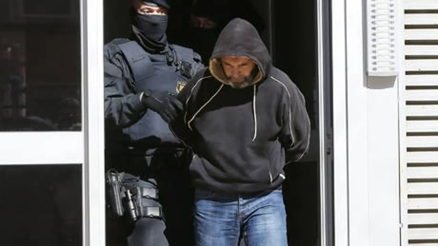 Mosso custodiando a un detenido en una operación antiyihadista Mosso custodiando a un detenido en una operación antiyihadista