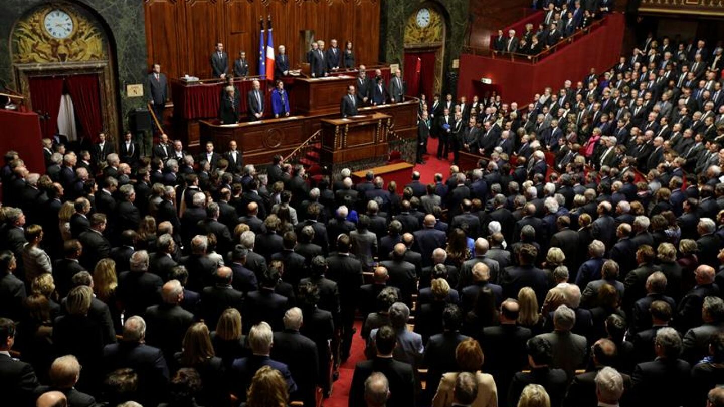 Parlamentarios franceses cantan la Marsellesa