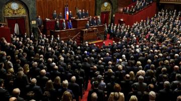 Parlamentarios franceses cantan la Marsellesa