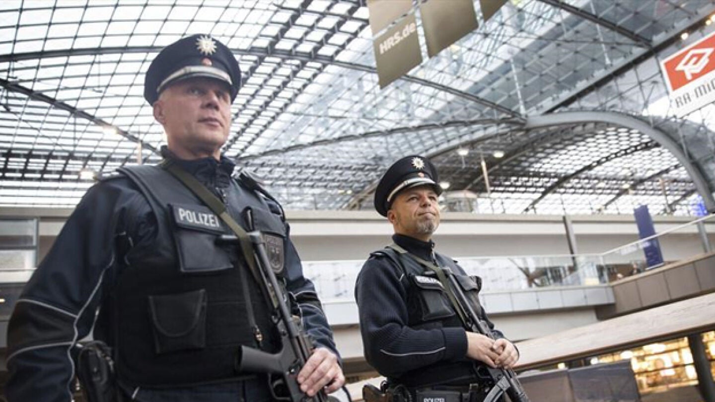 Agentes en la estaci&oacute;n de ferrocarriles de Berl&iacute;n