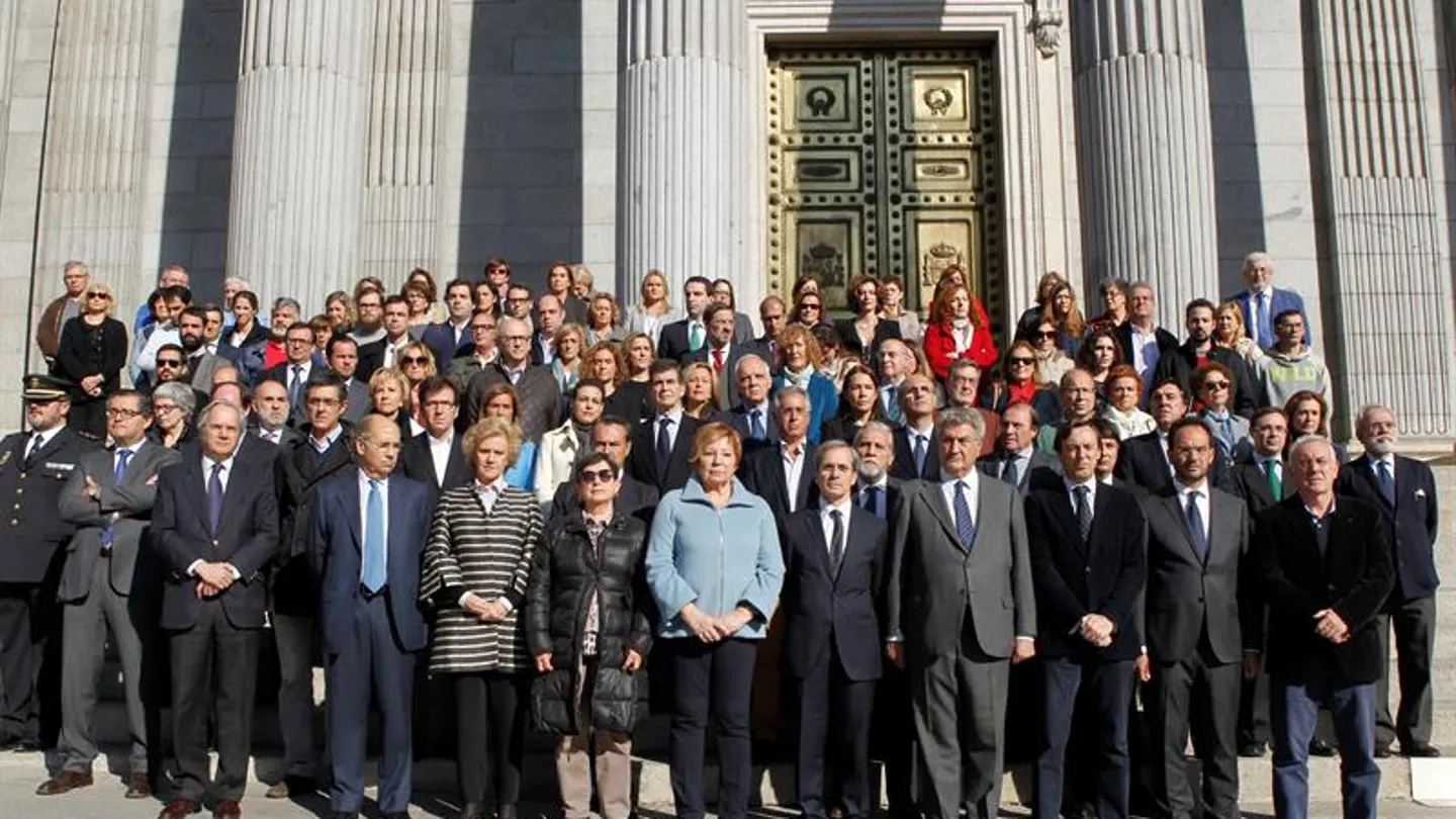 Minuto de silencio que se guardó en las escalinatas del Congreso de los Diputados Minuto de silencio que se guardó en las escalinatas del Congreso de los Diputados
