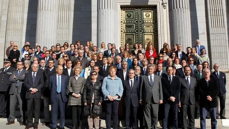 Minuto de silencio que se guardó en las escalinatas del Congreso de los Diputados