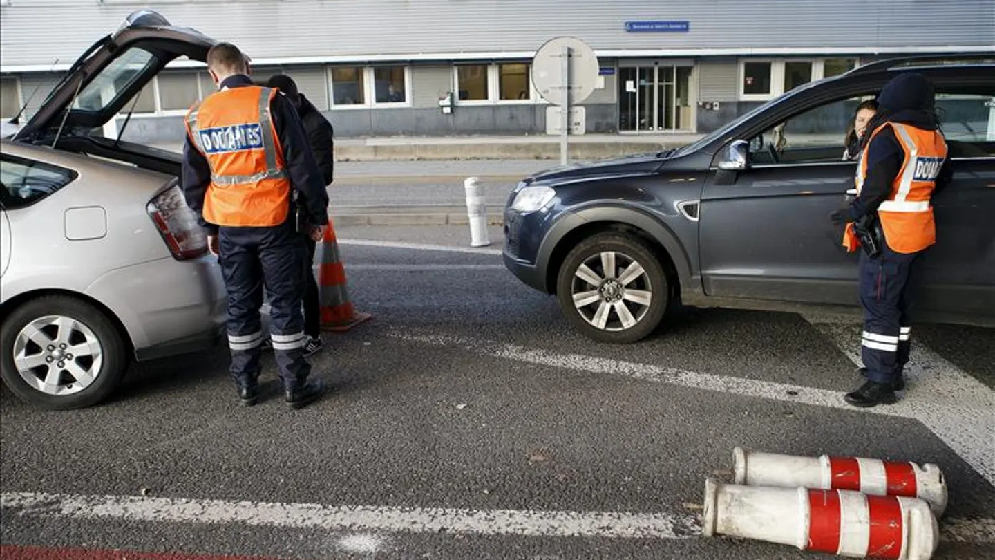Oficiales de Aduanas galos revisan varios vehículos en la frontera con Suiza Oficiales de Aduanas galos revisan varios vehículos en la frontera con Suiza