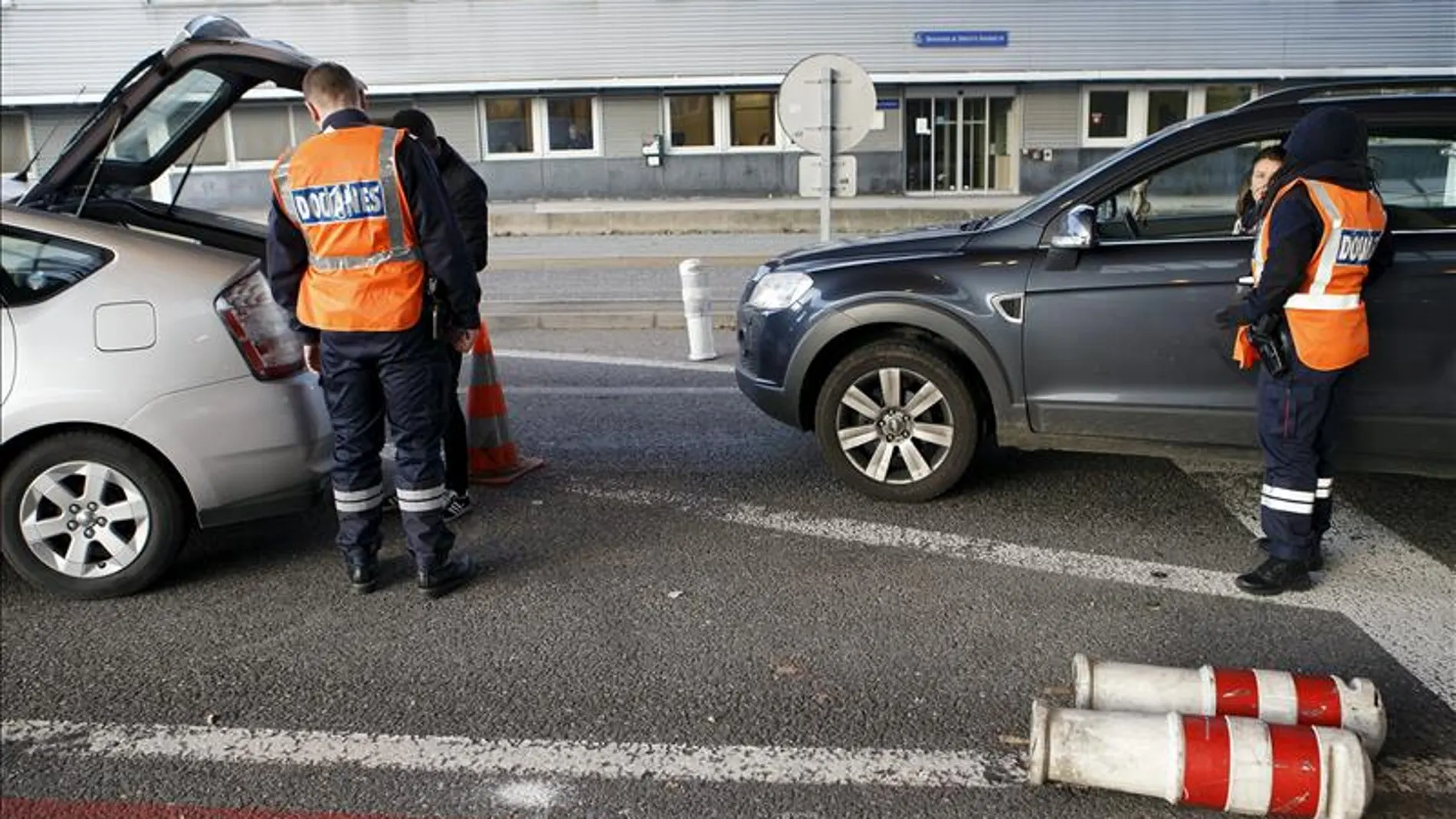 Oficiales de Aduanas galos revisan varios vehículos en la frontera con Suiza