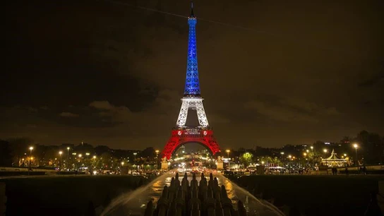 Los colores nacionales de Francia iluminan la Torre Eiffel Los colores nacionales de Francia iluminan la Torre Eiffel