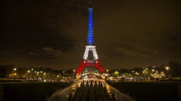 Los colores nacionales de Francia iluminan la Torre Eiffel