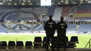 Estadio de Hannover con agentes de seguridad