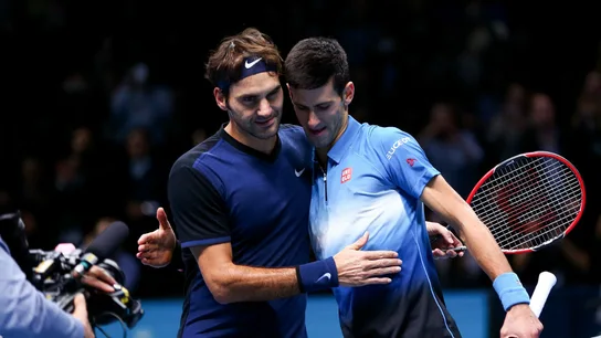 Roger Federer es felicitado por Djokovic tras la victoria Roger Federer es felicitado por Djokovic tras la victoria