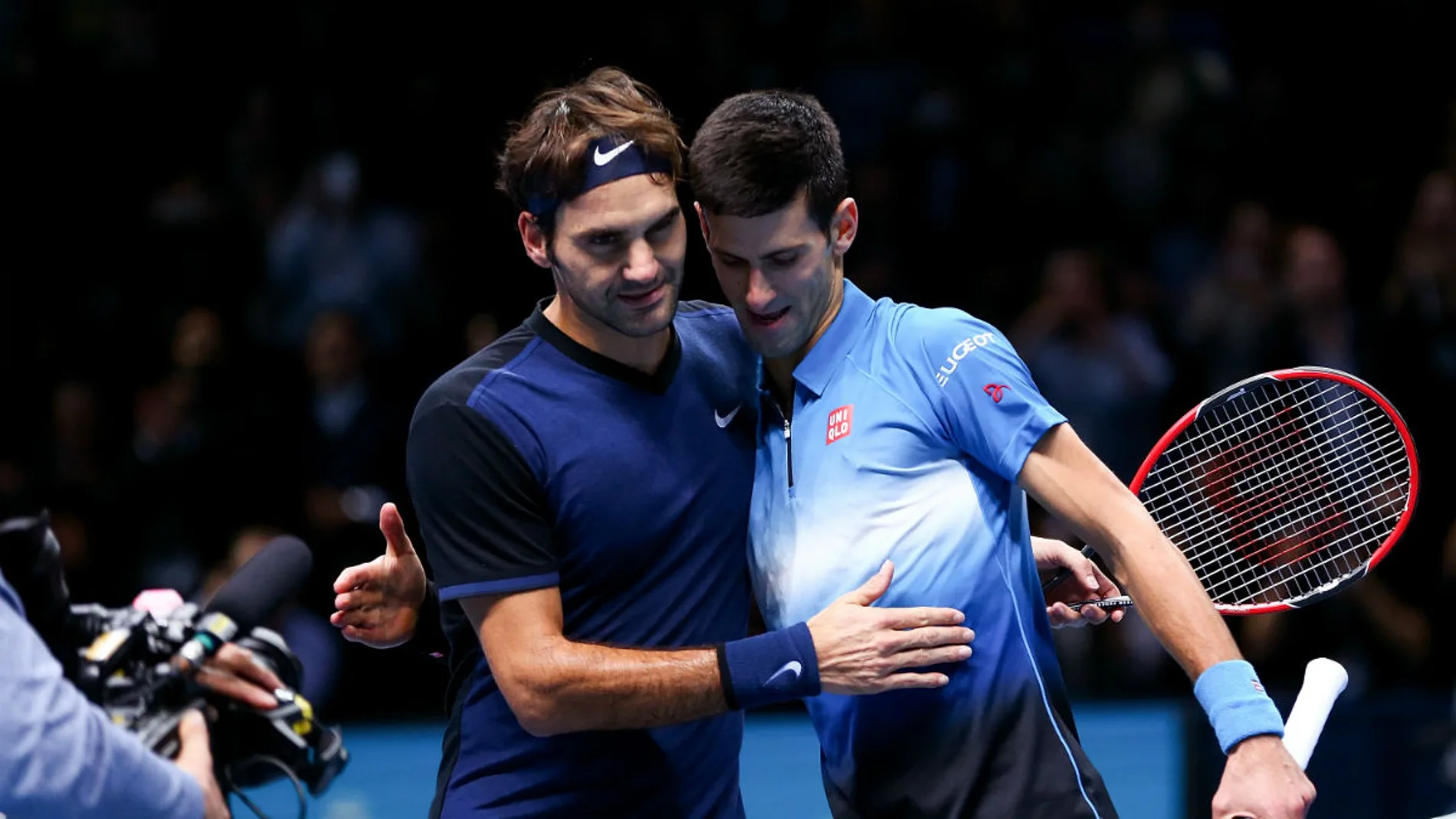 Roger Federer es felicitado por Djokovic tras la victoria