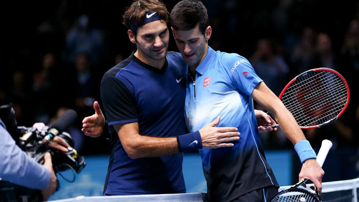 Roger Federer es felicitado por Djokovic tras la victoria