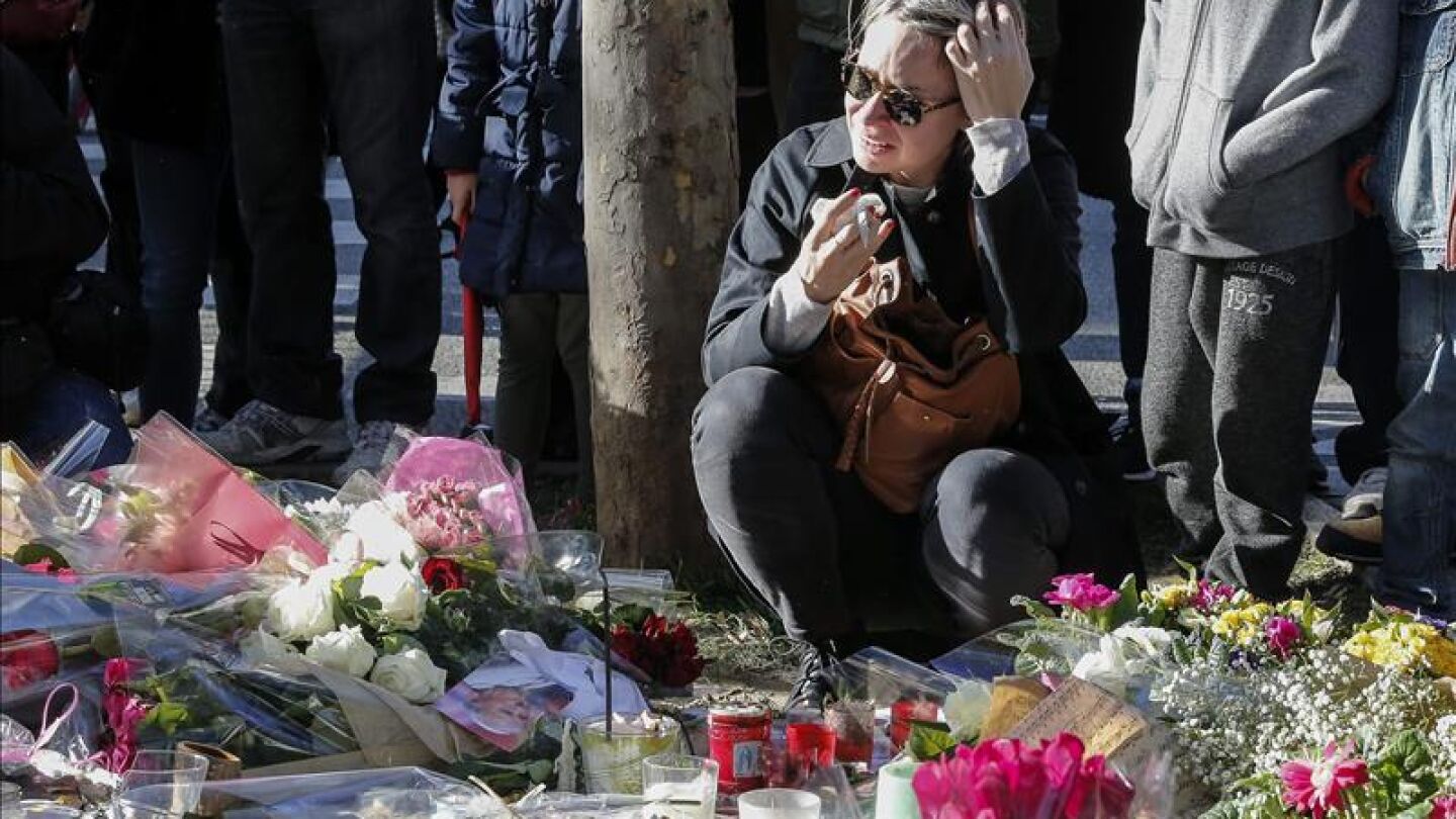 Una mujer llora en el homenaje a las v&iacute;ctimas
