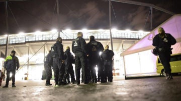 Estadio de Hannover con agentes