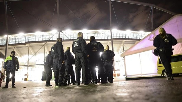 Estadio de Hannover con agentes