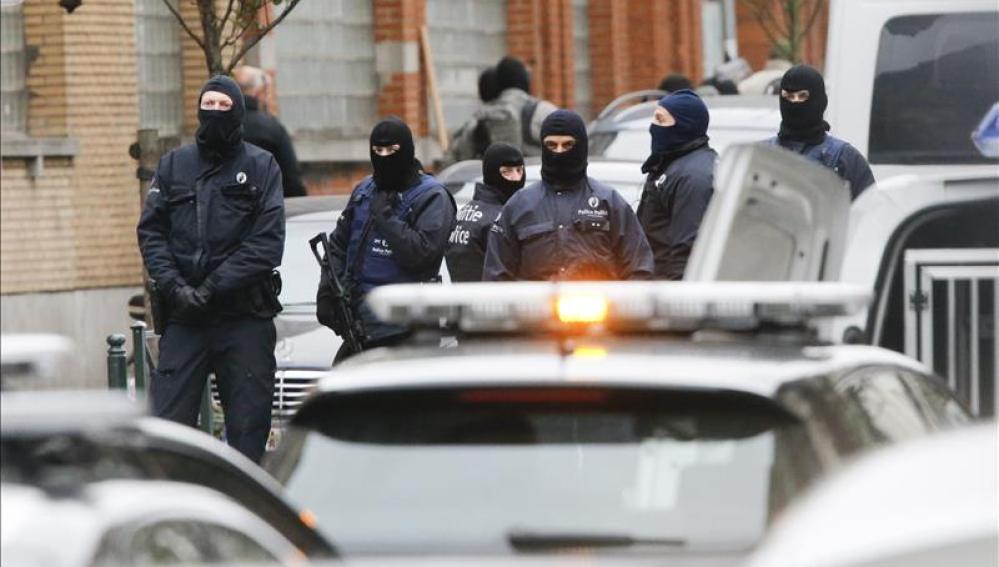 Agentes antidisturbios durante los registros en Bélgica