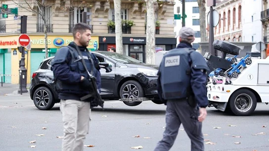 Gendarmes franceses retiran un coche sospechoso en París Gendarmes franceses retiran un coche sospechoso en París