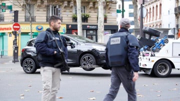 Gendarmes franceses retiran un coche sospechoso en París