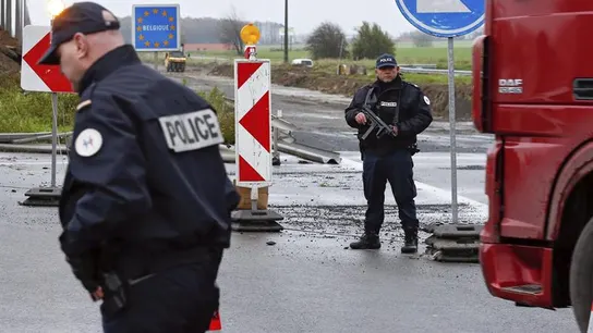 Varios agentes en un control fronterizo Varios agentes en un control fronterizo