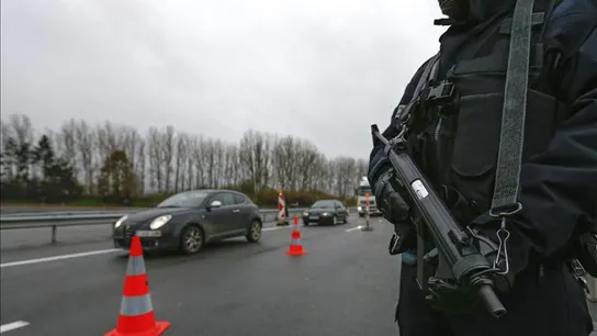 Agentes de policía controlan la frontera de Francia Agentes de policía controlan la frontera de Francia