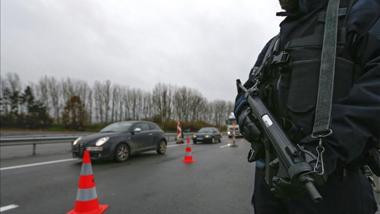 Agentes de polic&iacute;a controlan la frontera de Francia