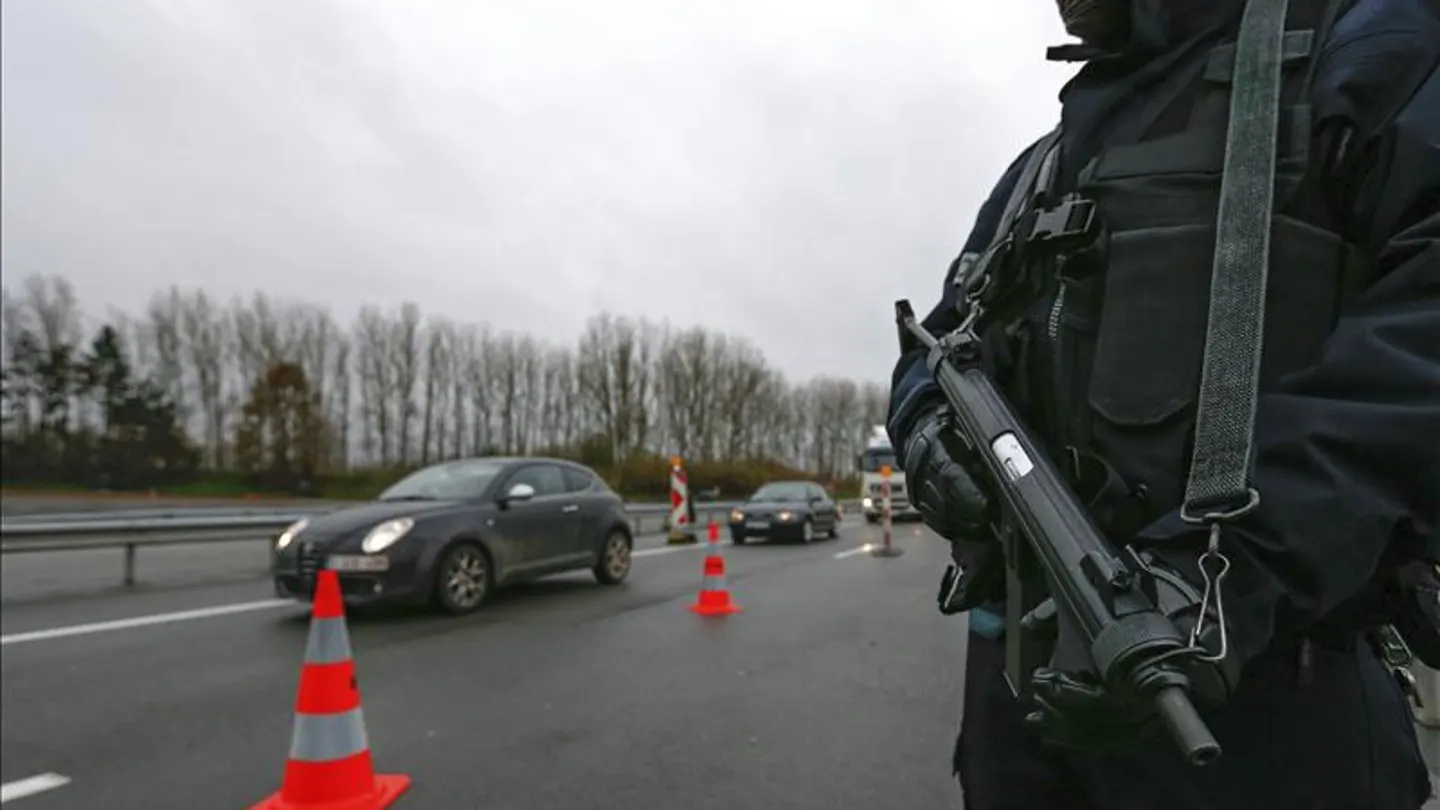 Agentes de policía controlan la frontera de Francia Agentes de policía controlan la frontera de Francia