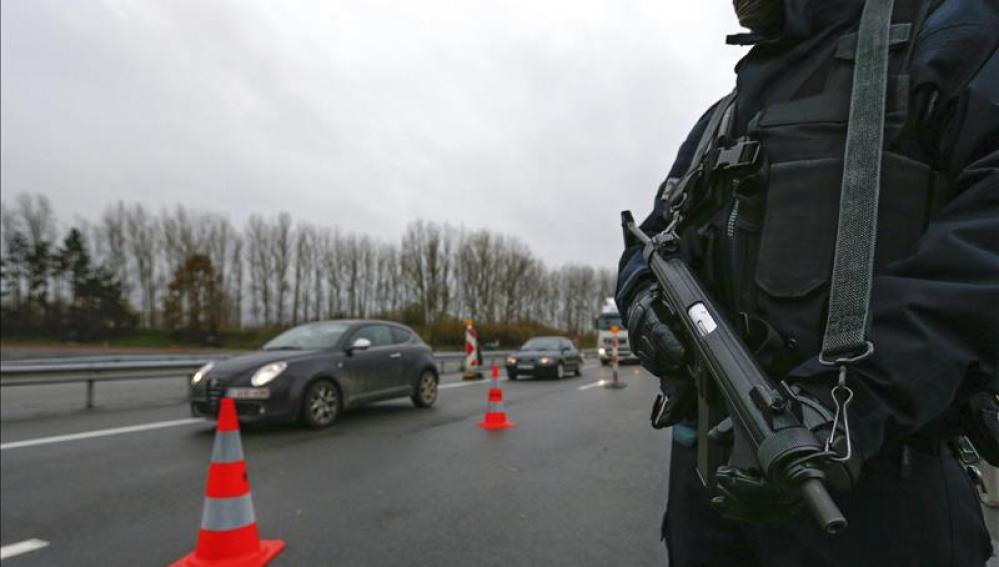 Agentes de policía controlan la frontera de Francia