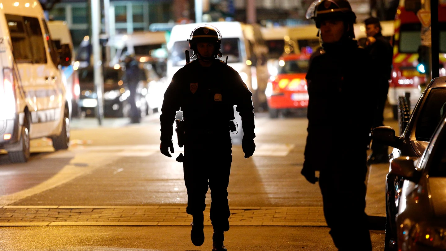Un policía, durante la redada policial de Saint-Denis Un policía, durante la redada policial de Saint-Denis