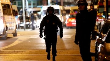 Un policía, durante la redada policial de Saint-Denis