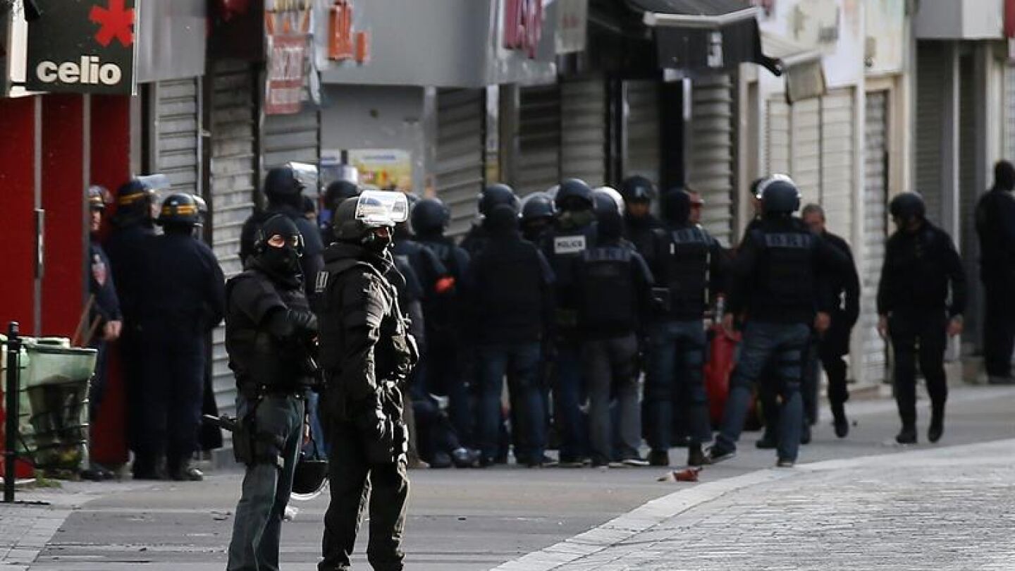 Soldados y polic&iacute;as participan en una operaci&oacute;n en Saint Denis cerca de Par&iacute;s