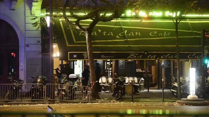 Vista de la puerta de la sala de fiestas Bataclan, en Paris