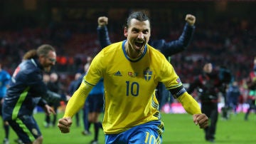 Zlatan Ibrahimovic celebra su gol contra Dinamarca