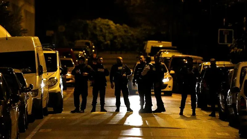 Un grupo de agentes en Saint-Denis