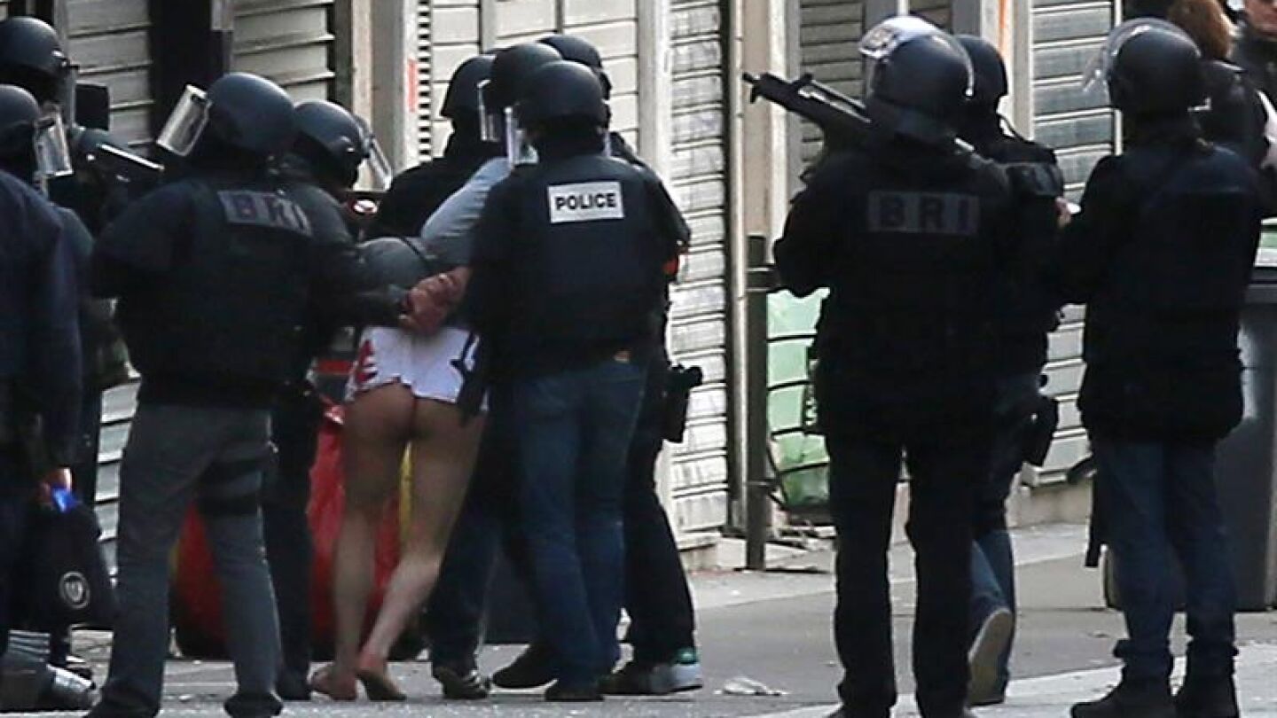 La polic&iacute;a detiene a un sospechoso durante una operaci&oacute;n en Saint Denis
