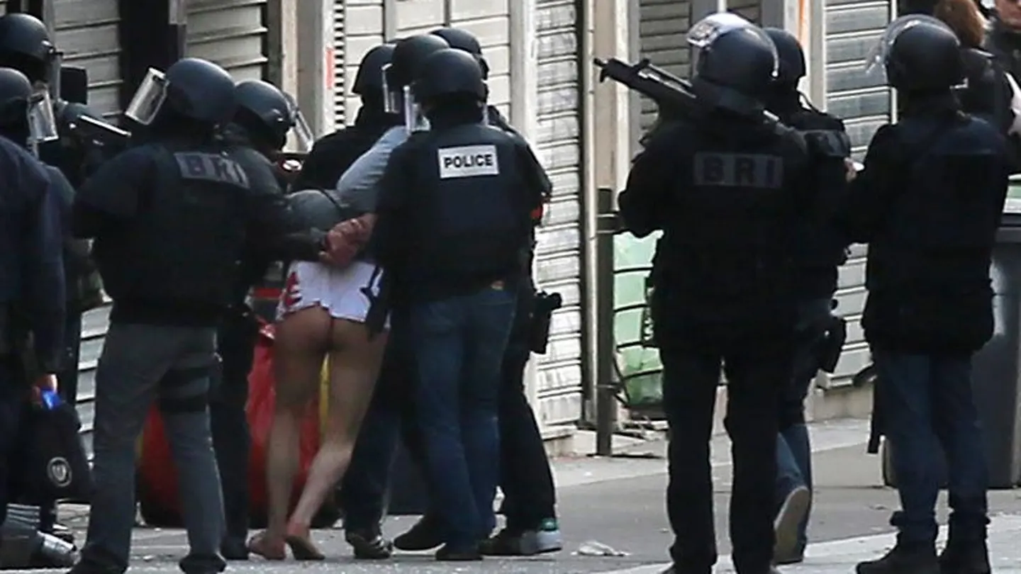 La policía detiene a un sospechoso durante una operación en Saint Denis La policía detiene a un sospechoso durante una operación en Saint Denis