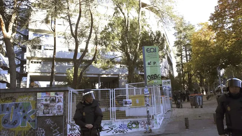 Efectivos policiales en el edificio desalojado en el colegio mayor el 'Johnny'