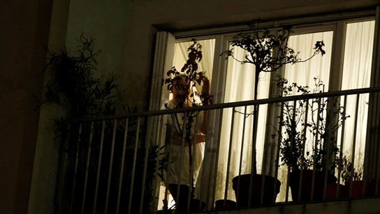 Un hombre en su balcón de Saint-Denis Un hombre en su balcón de Saint-Denis