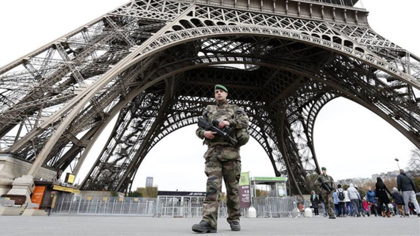 Un militar bajo la torre Eiffel, en Par&iacute;s