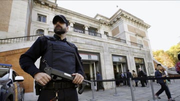 Un policía en el museo del Prado