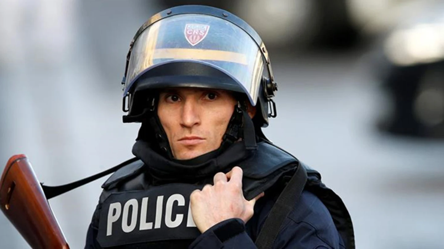 Un agente de la Policía francesa Un agente de la Policía francesa