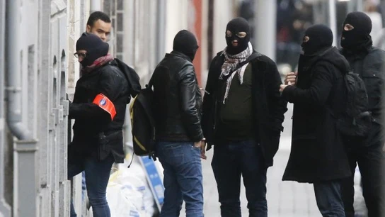 Agentes de policía belgas durante un registro en Molenbeek Agentes de policía belgas durante un registro en Molenbeek