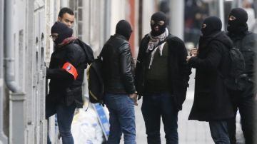 Agentes de policía belgas durante un registro en Molenbeek