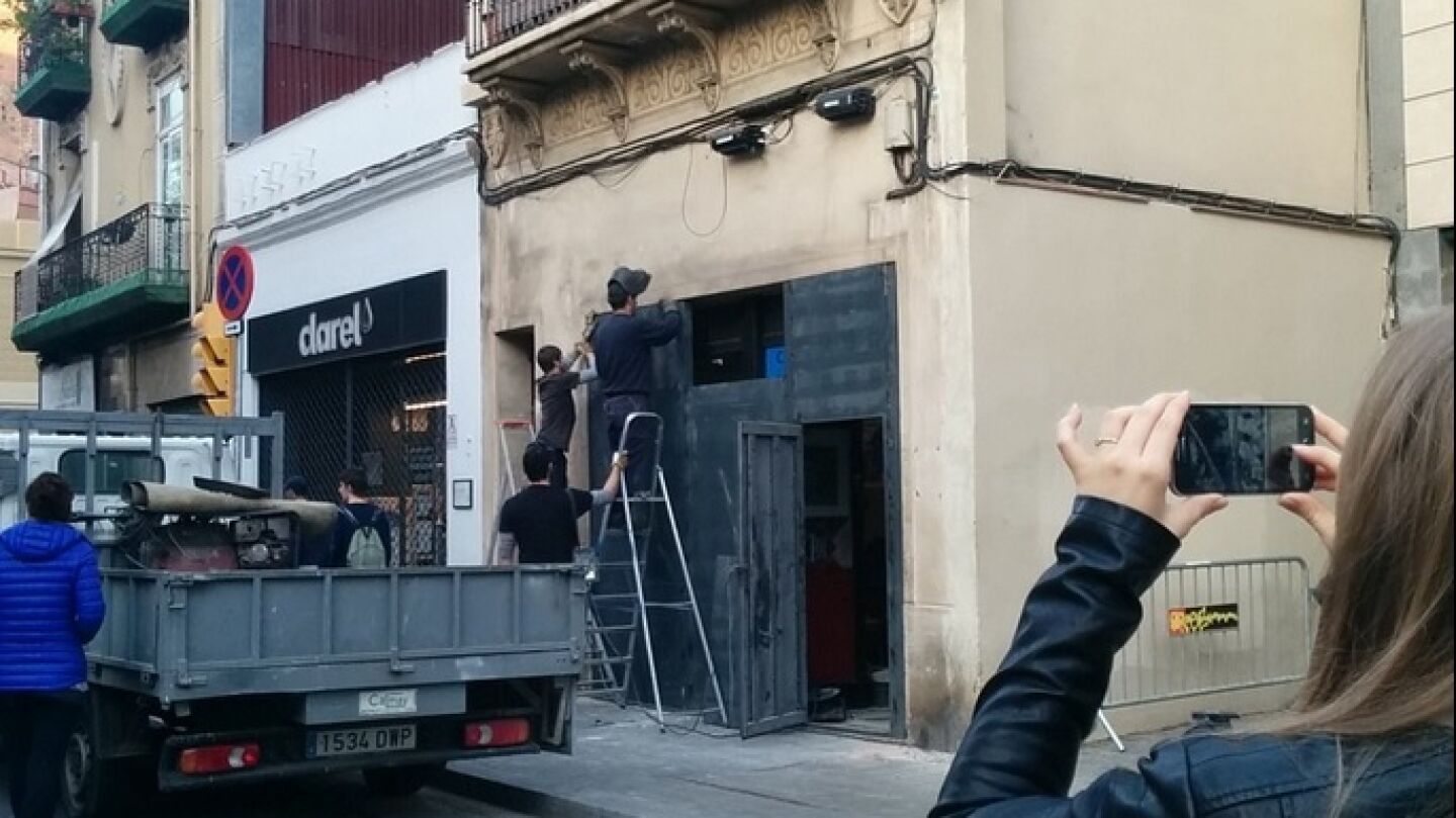 Operarios blindando Casal Popular Tres Lliris