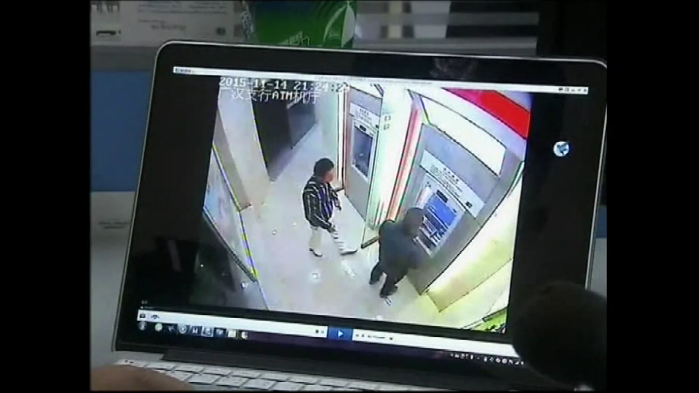 Agreden a un ciudadano chino en un cajero Agreden a un ciudadano chino en un cajero