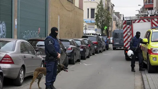 Agentes de policía durante un registro en Molenbeek Agentes de policía durante un registro en Molenbeek