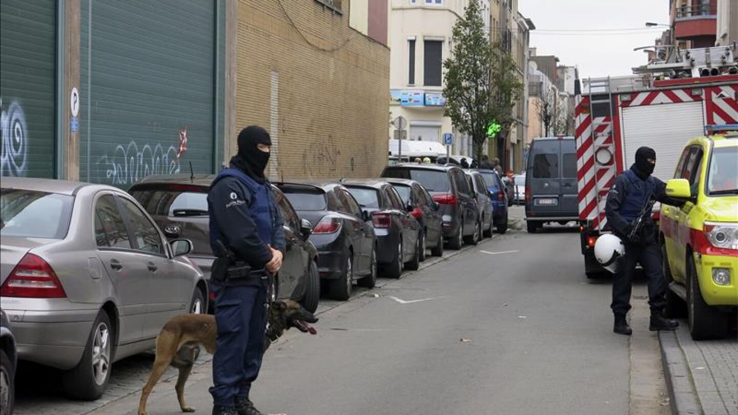 Agentes de polic&iacute;a durante un registro en Molenbeek