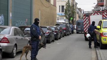 Agentes de policía durante un registro en Molenbeek