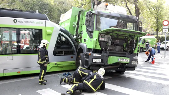 Imagen del accidente entre el tranvía y el camión de basuras Imagen del accidente entre el tranvía y el camión de basuras