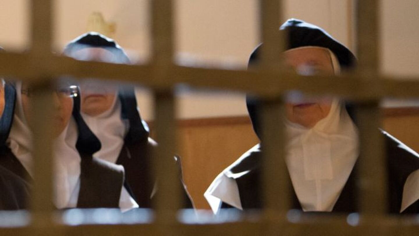 Foto de archivo de monjas en un convento