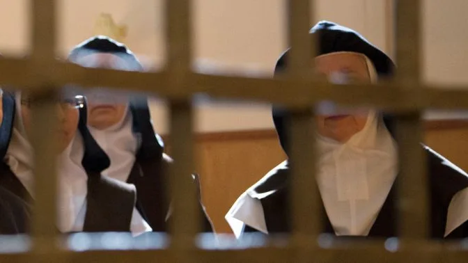 Foto de archivo de monjas en un convento